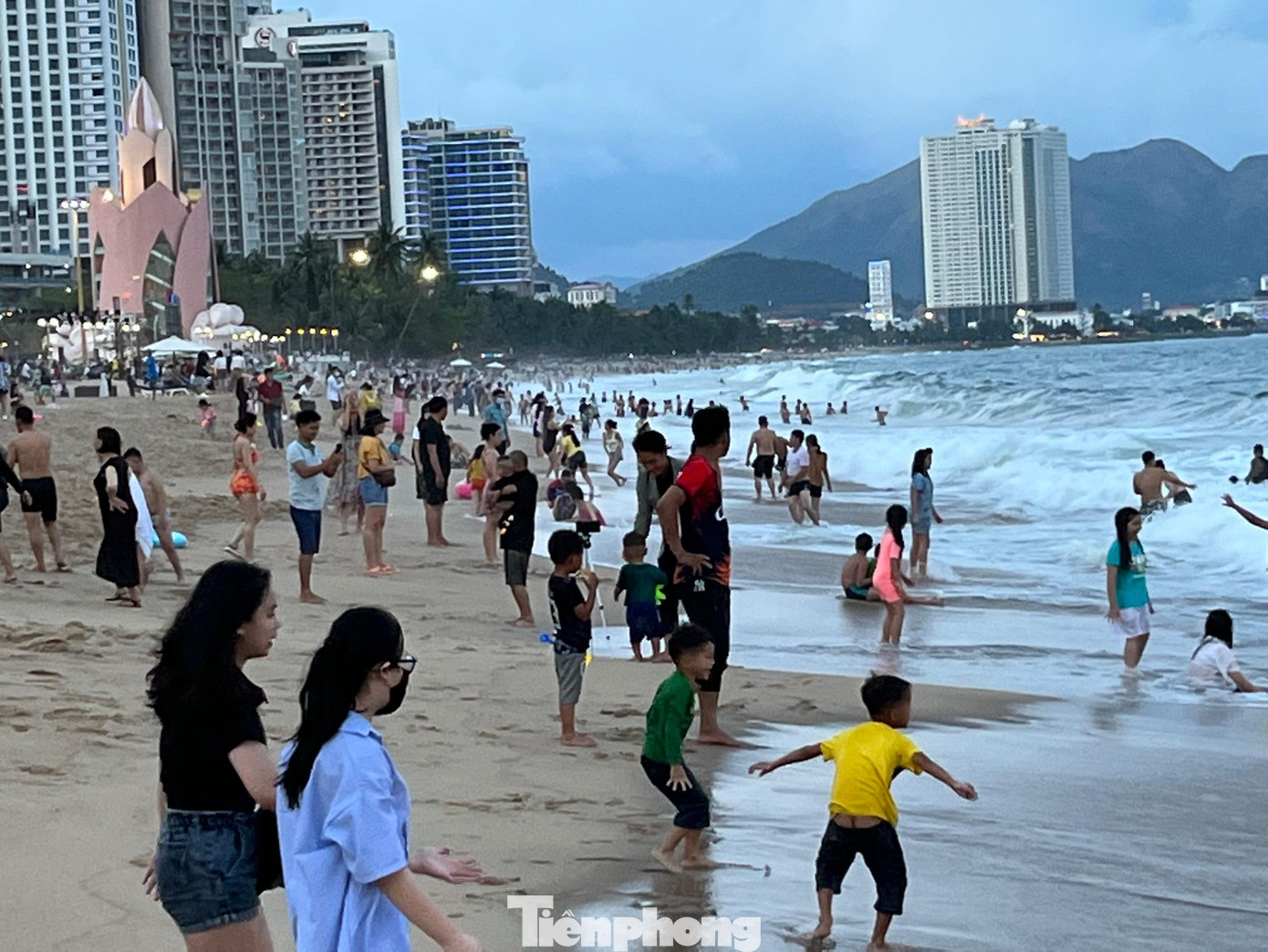 Đông đảo du khách vui chơi, tắm biển tại bãi biển Nha Trang chiều 3/2. Ảnh C.H