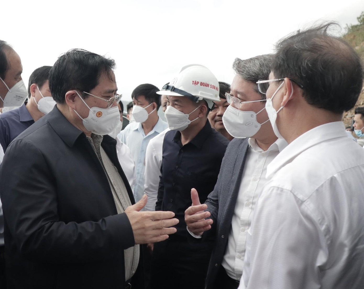 Thủ tướng Phạm Minh Chính (bên trái ảnh) yêu cầu lãnh đạo tỉnh Khánh Hoà tạo điều kiện cho nhà đầu tư triển khai thi công. Ảnh L.H Thủ tướng Phạm Minh Chính (bên trái ảnh) yêu cầu lãnh đạo tỉnh Khánh Hoà tạo điều kiện cho nhà đầu tư triển khai thi công. Ảnh L.H