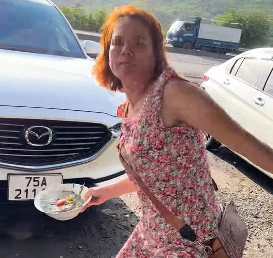 Bà Nguyễn Thị Thu Hương doạ tạt canh vào du khách. Ảnh chụp lại clip.