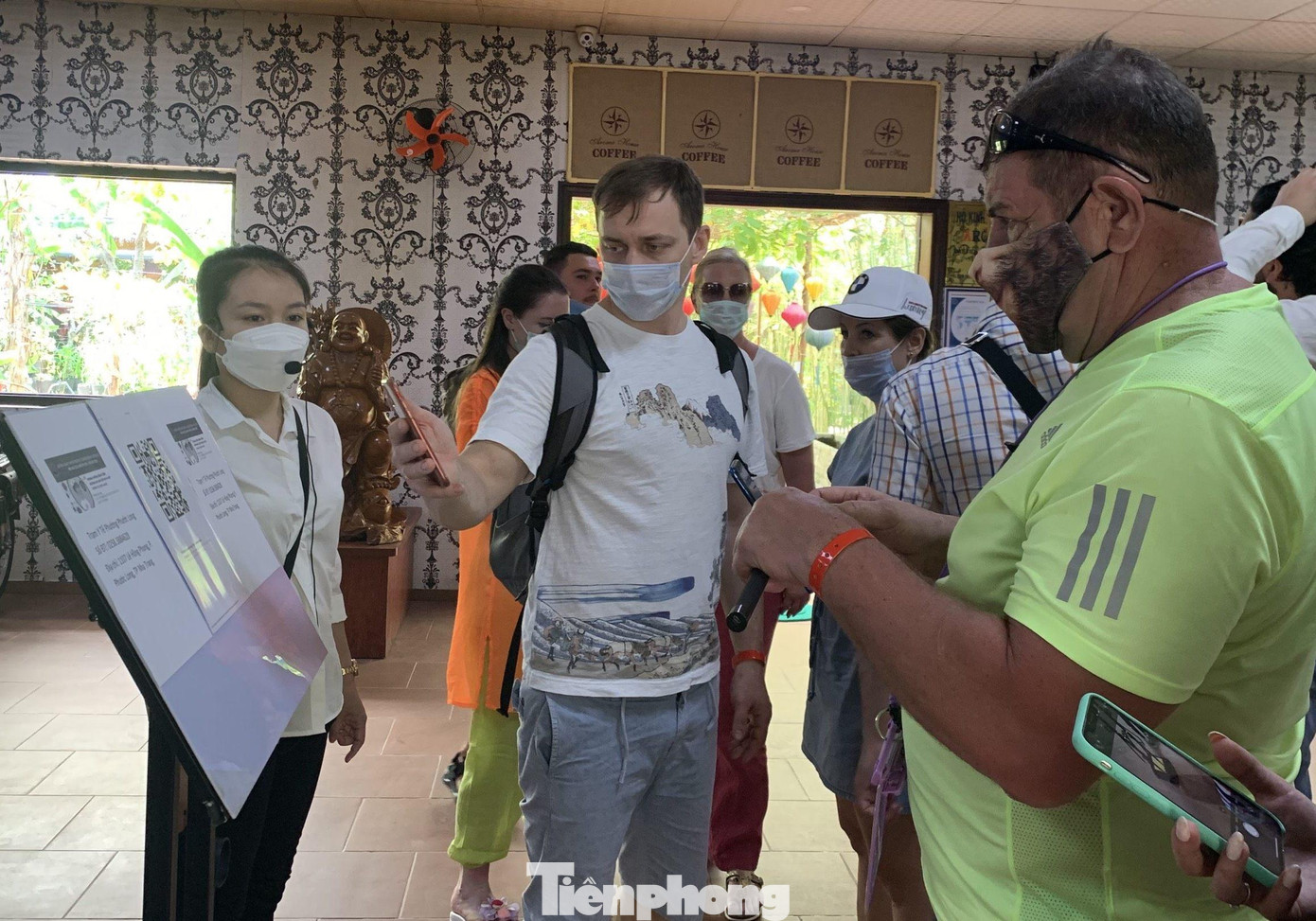 Du khách quốc tế tuân thủ quy định phòng chống dịch COVID-19 trong dịp Tết, quét mã QR khi đến những nơi công cộng