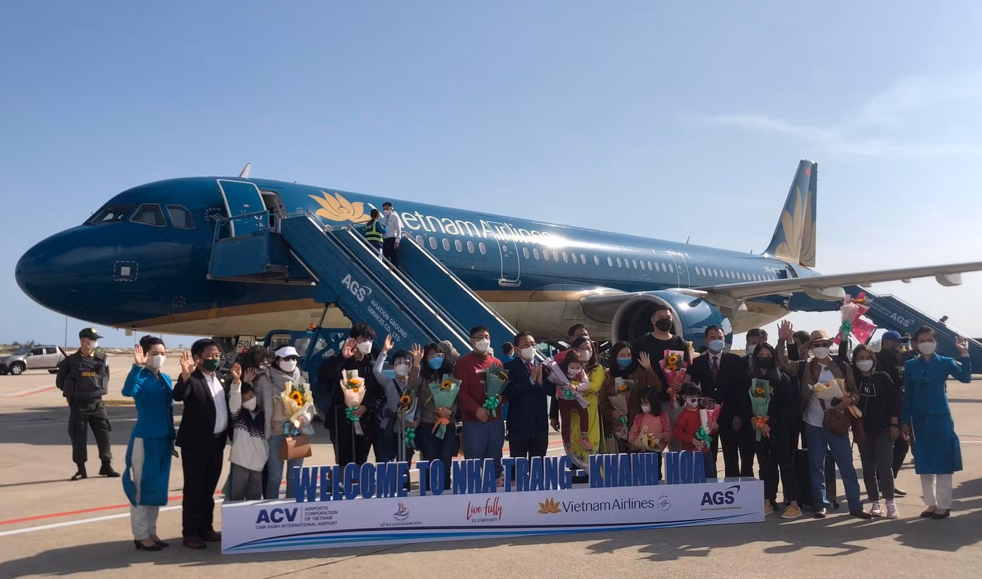 Đại diện các ban ngành, lãnh đạo tỉnh Khánh Hoà tặng hoa du khách đến Nha Trang - Khánh Hoà