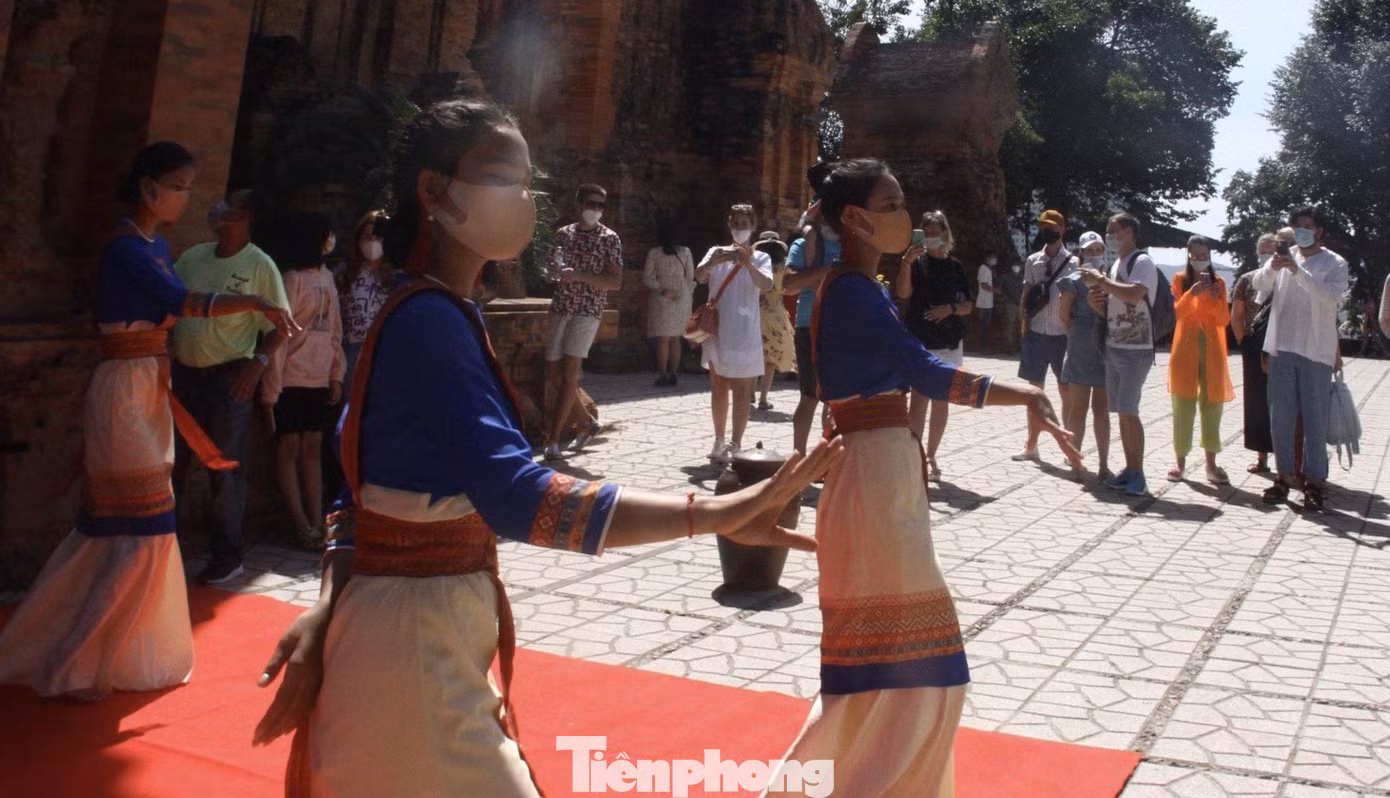 Theo ghi nhận, ngày mùng 2 Tết Nguyên đán, du khách quốc tế đến tham quan Tháp Bà Ponagar rất đông, nhất là những đoàn khách Nga.