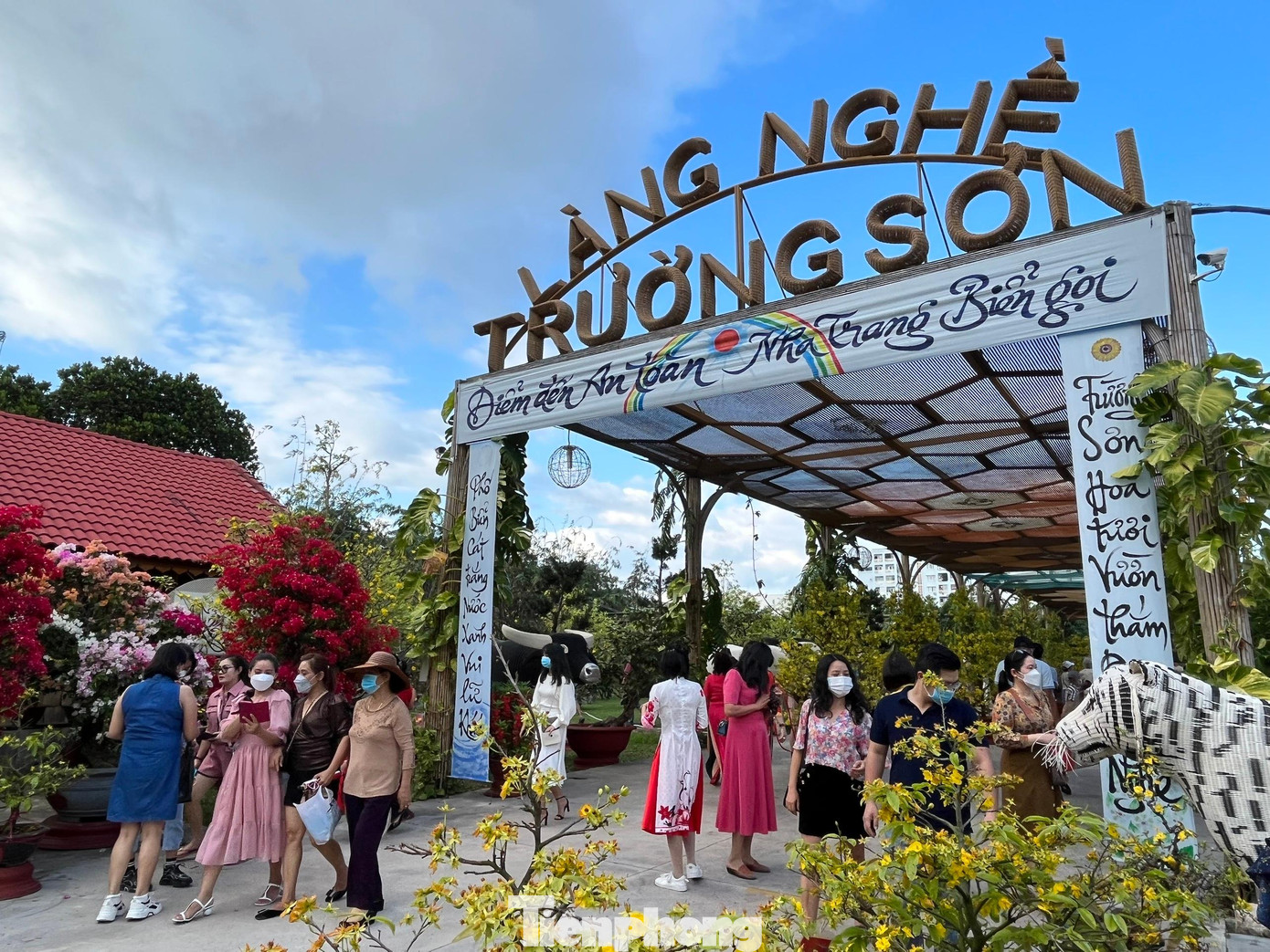 Du khách chơi Xuân tại Làng nghề Trường Sơn - Nha Trang. Ảnh C.H