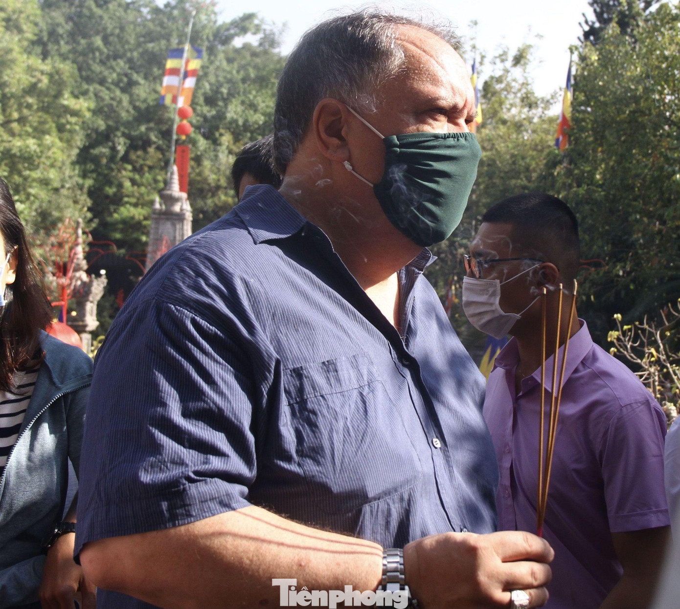 Khách quốc tế đến thắp hương tại Tháp Bà Ponagar