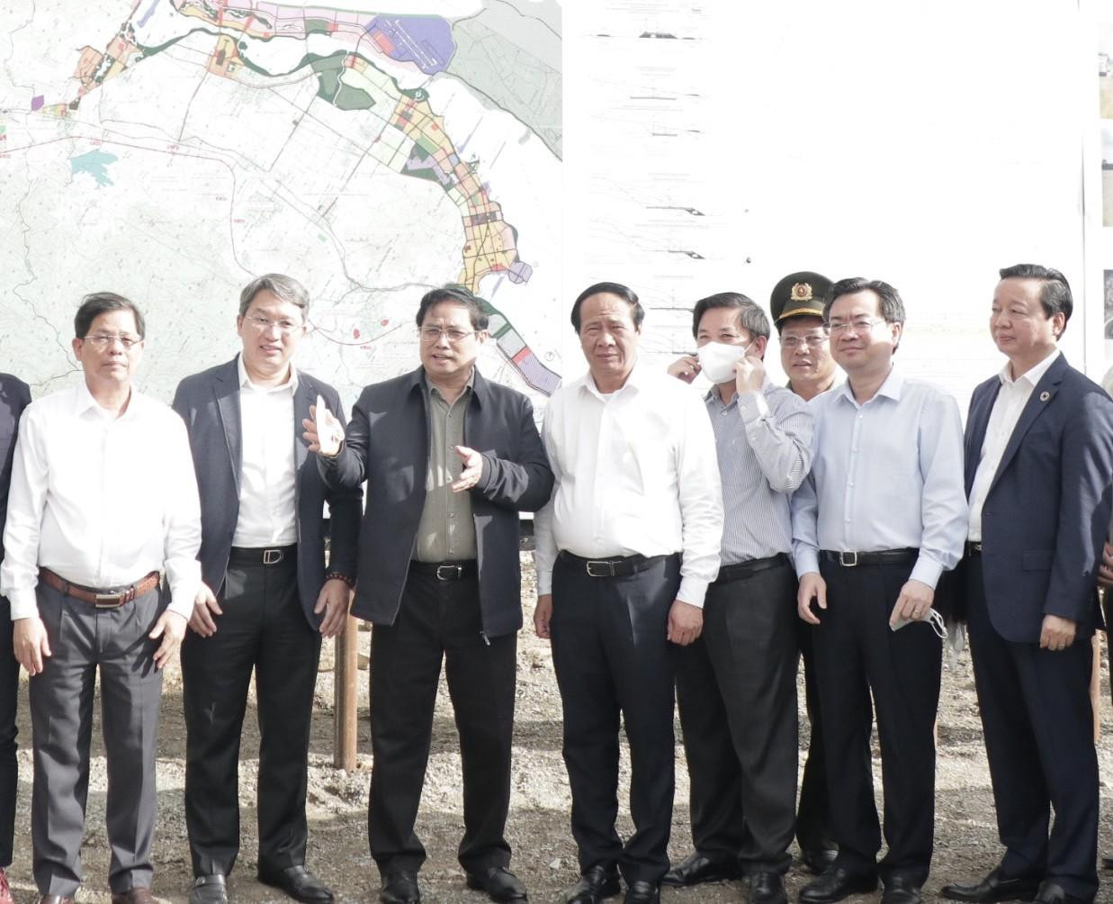 Thủ tướng Phạm Minh Chính (thứ 3 từ trái sang) trực tiếp giải quyết kiến nghị của nhà đầu tư tại công trường thi công. Ảnh L.H Thủ tướng Phạm Minh Chính (thứ 3 từ trái sang) trực tiếp giải quyết kiến nghị của nhà đầu tư tại công trường thi công. Ảnh L.H