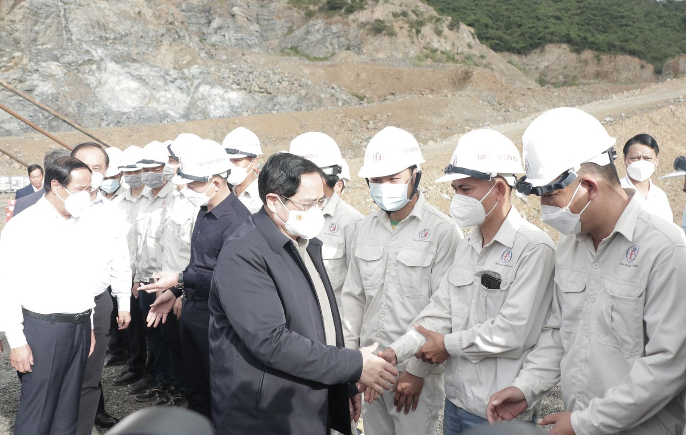 Thủ tướng Phạm Minh Chính thăm hỏi, động viên công nhân thi công dự án cao tốc Bắc - Nam. Ảnh L.H Thủ tướng Phạm Minh Chính thăm hỏi, động viên công nhân thi công dự án cao tốc Bắc - Nam. Ảnh L.H