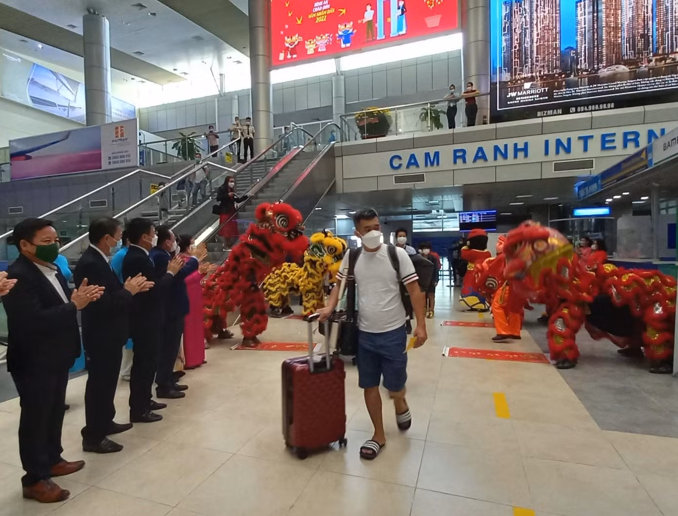 Cảng hàng không Quốc tế Cam Ranh tổ chức đón những vị khách xông đất du lịch Nha Trang - Khánh Hoà