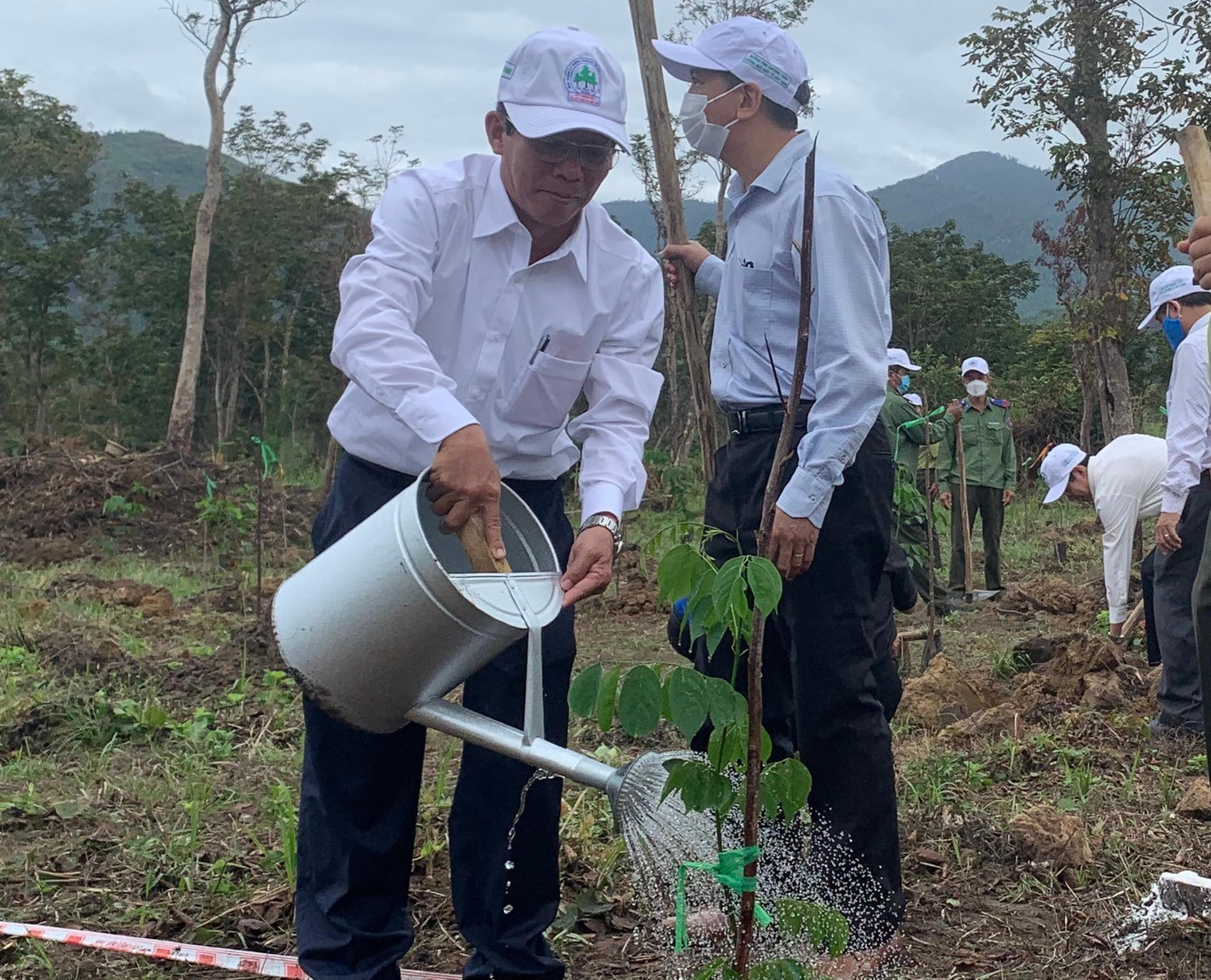 Ông Nguyễn Tấn Tuân tham gia trồng cây tại khu vực rừng Căm Xe