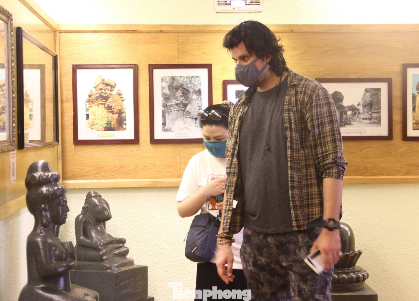 Khách quốc tế tham quan bảo tàng Khánh Hoà