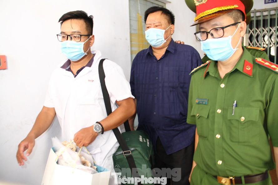 Bị cáo Võ Tấn Thái (giữa) lúc bị bắt tại nhà riêng. Ảnh CÔNG HOAN.