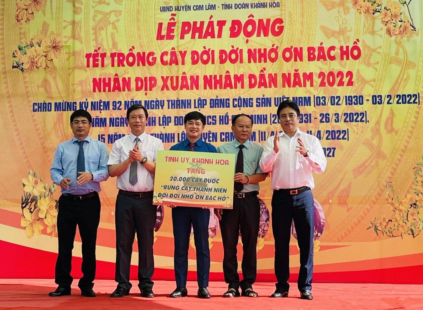 Ông Nguyễn Khắc Toàn (bên phải ảnh) thay mặt Tỉnh uỷ Khánh Hoà tặng cây được cho Tỉnh đoàn Khánh Hoà và UBND huyện Cam Lâm.