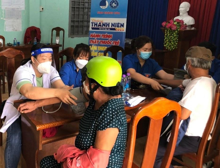 Thanh niên Khánh Hoà khám chữa bệnh cho người dân huyện Diên Khánh Thanh niên Khánh Hoà khám chữa bệnh cho người dân huyện Diên Khánh