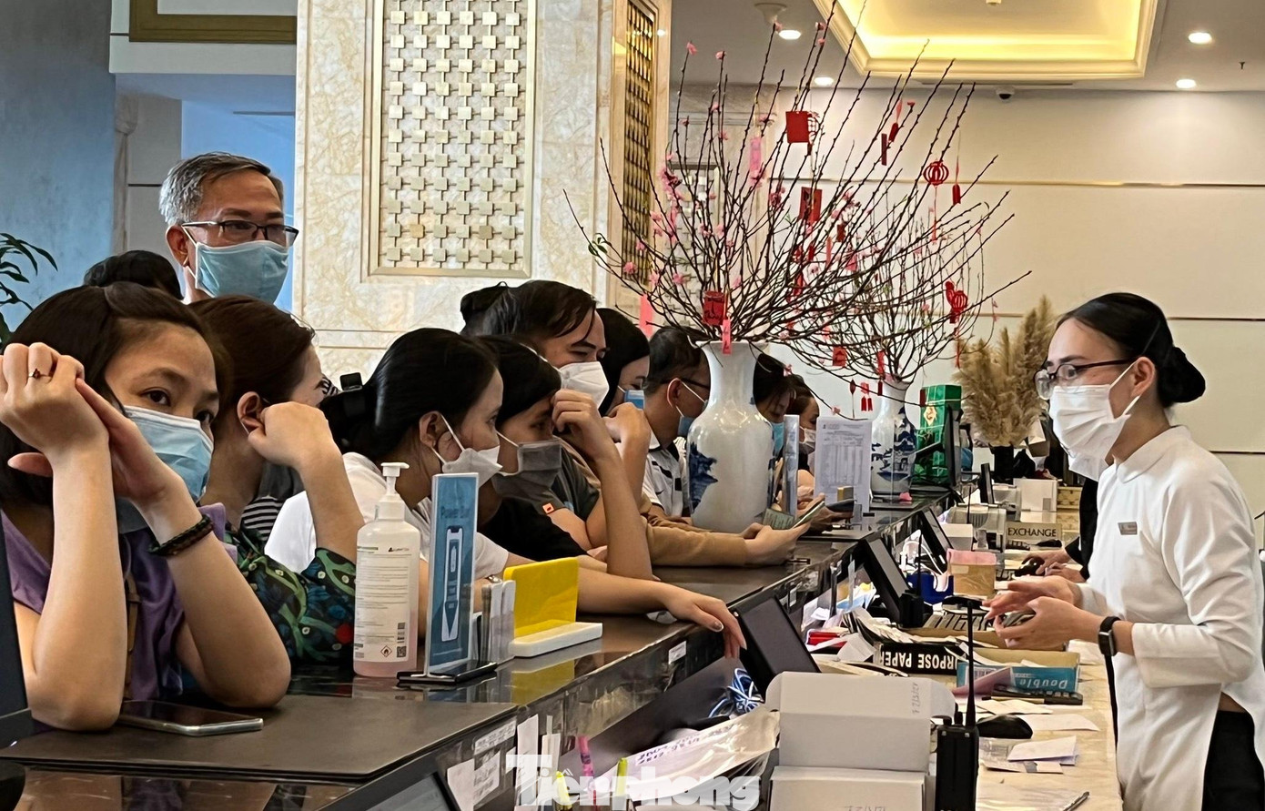 Các khách sạn, resort tại Nha Trang đạt công suất phòng khoảng 80%. Trong ảnh, khách du lịch làm thủ tục nhận phòng tại một khách sạn ở Nha Trang. Ảnh C.H
