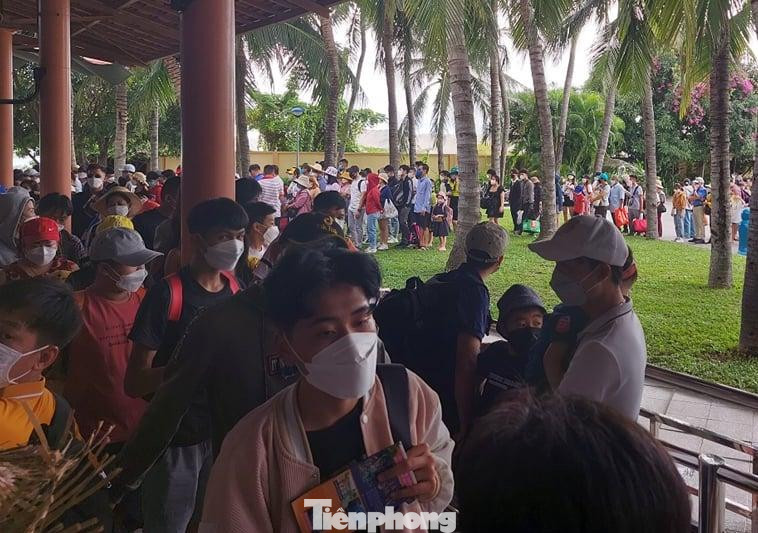 Rất đông khách du lịch ra đảo Vinpearl vui chơi sáng 4/2. Ảnh C.H