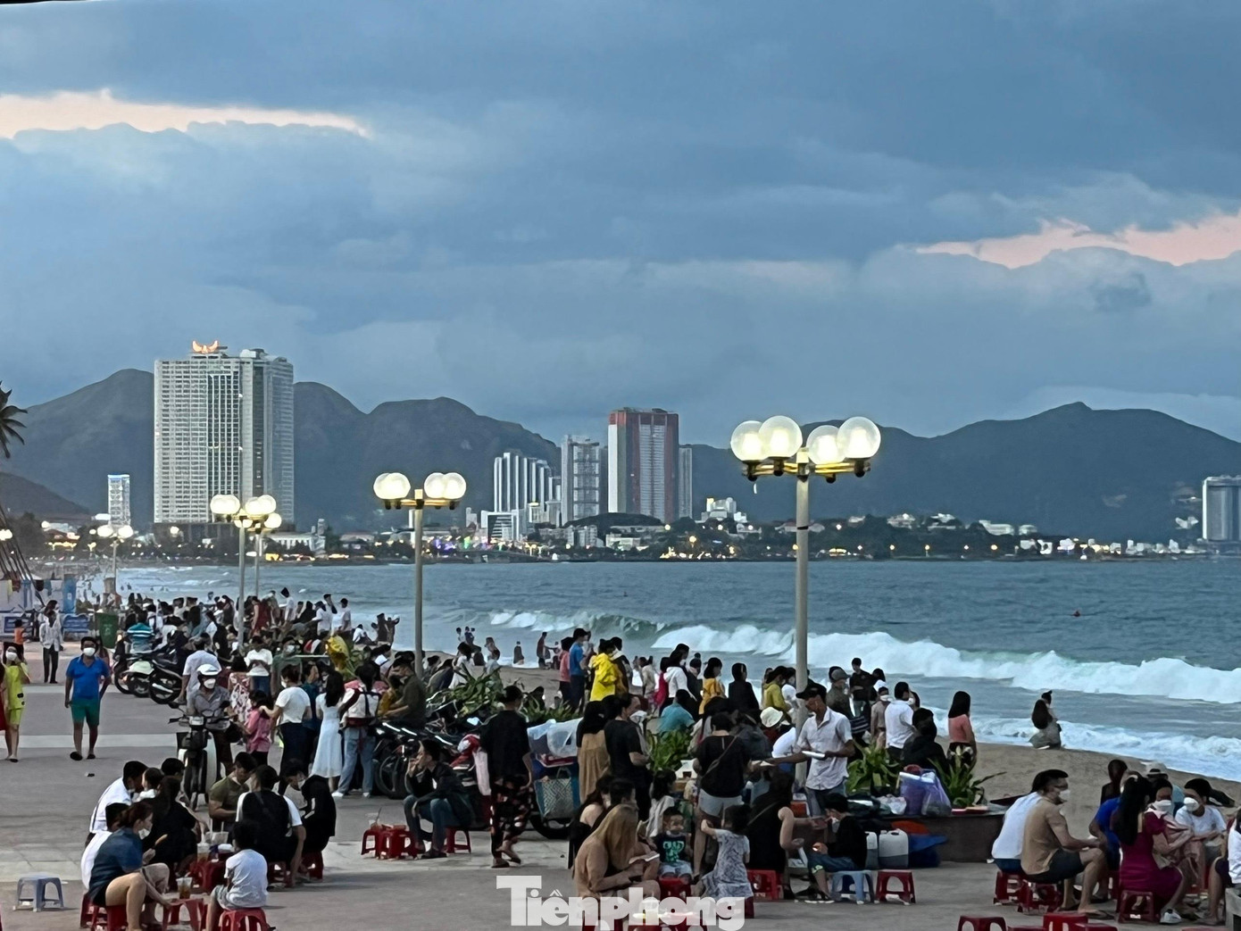 Bãi biển Nha Trang đông nghịt người dân và du khách vui chơi, tắm biển. Ảnh C.H