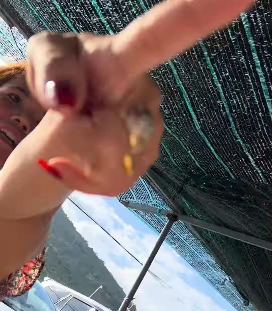 Chủ quán ăn trên đèo Rọ Tượng thừa nhận có dọa tạt canh vào người khách. Ảnh chụp lại clip Chủ quán ăn trên đèo Rọ Tượng thừa nhận có dọa tạt canh vào người khách. Ảnh chụp lại clip