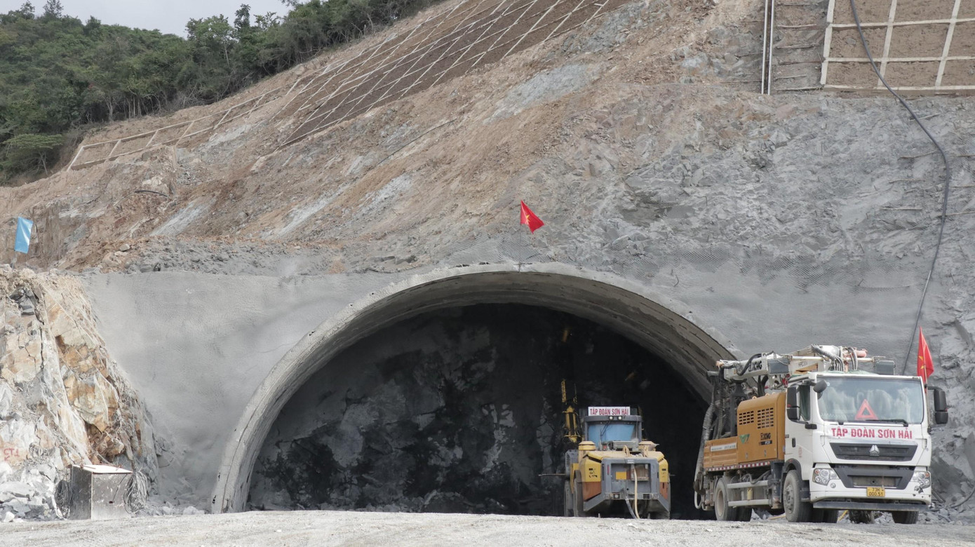 Công trình hầm đường bộ xuyên núi Dốc Sạn trên dự án cao tốc Bắc - Nam. Ảnh L.H Công trình hầm đường bộ xuyên núi Dốc Sạn trên dự án cao tốc Bắc - Nam. Ảnh L.H