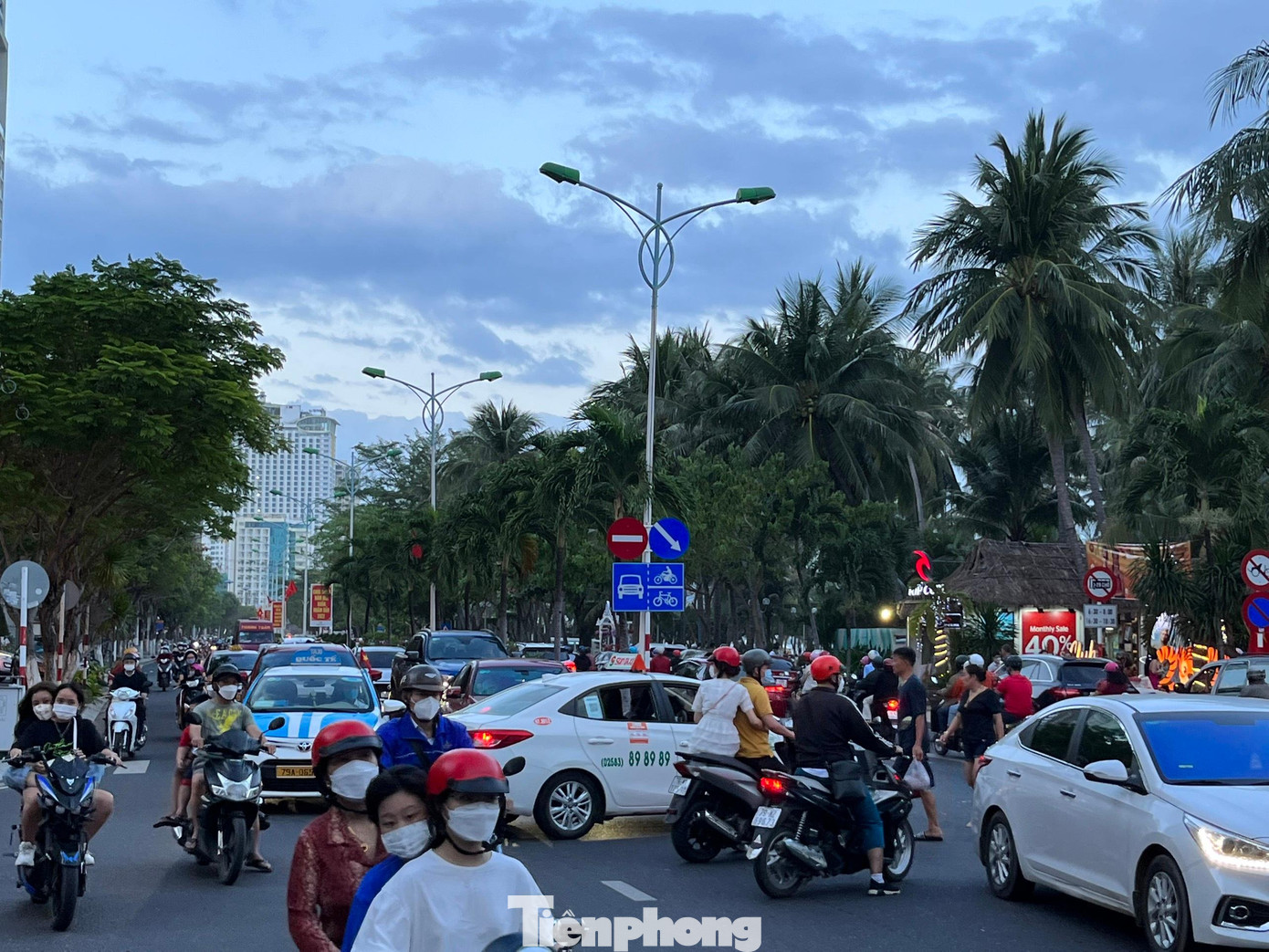 Đường phố Nha Trang đông nghịt xe cộ. Ảnh C.H