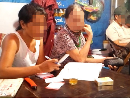 Một cụ bà ngoài 70 tuổi (phải) đọc số lô đề để “thư ký” vào bảng - Ảnh: Hà An. Một cụ bà ngoài 70 tuổi (phải) đọc số lô đề để “thư ký” vào bảng - Ảnh: Hà An