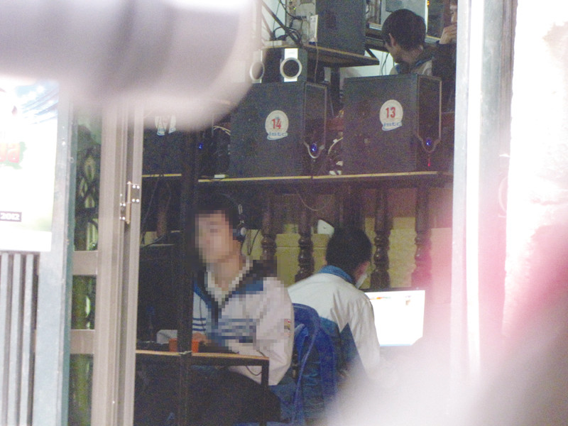 Nhiều học sinh bỏ cả cơm trưa, lao vào chơi game chờ buổi học chiều. Ảnh: Trường Phong