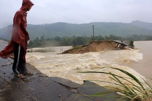  Hồ Đồng Đáng, xã Trường Lâm, H.Tĩnh Gia bị vỡ khiến nhiều hộ dân bị ngập chìm trong nước
