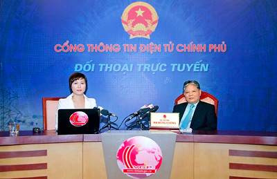 Bộ trưởng Bộ Tư pháp Hà Hùng Cường đối thoại trực tuyến với nhân dân tại Cổng thông tin điện tử Chính phủ sáng 24 - 7. Ảnh: Chinhphu.vn