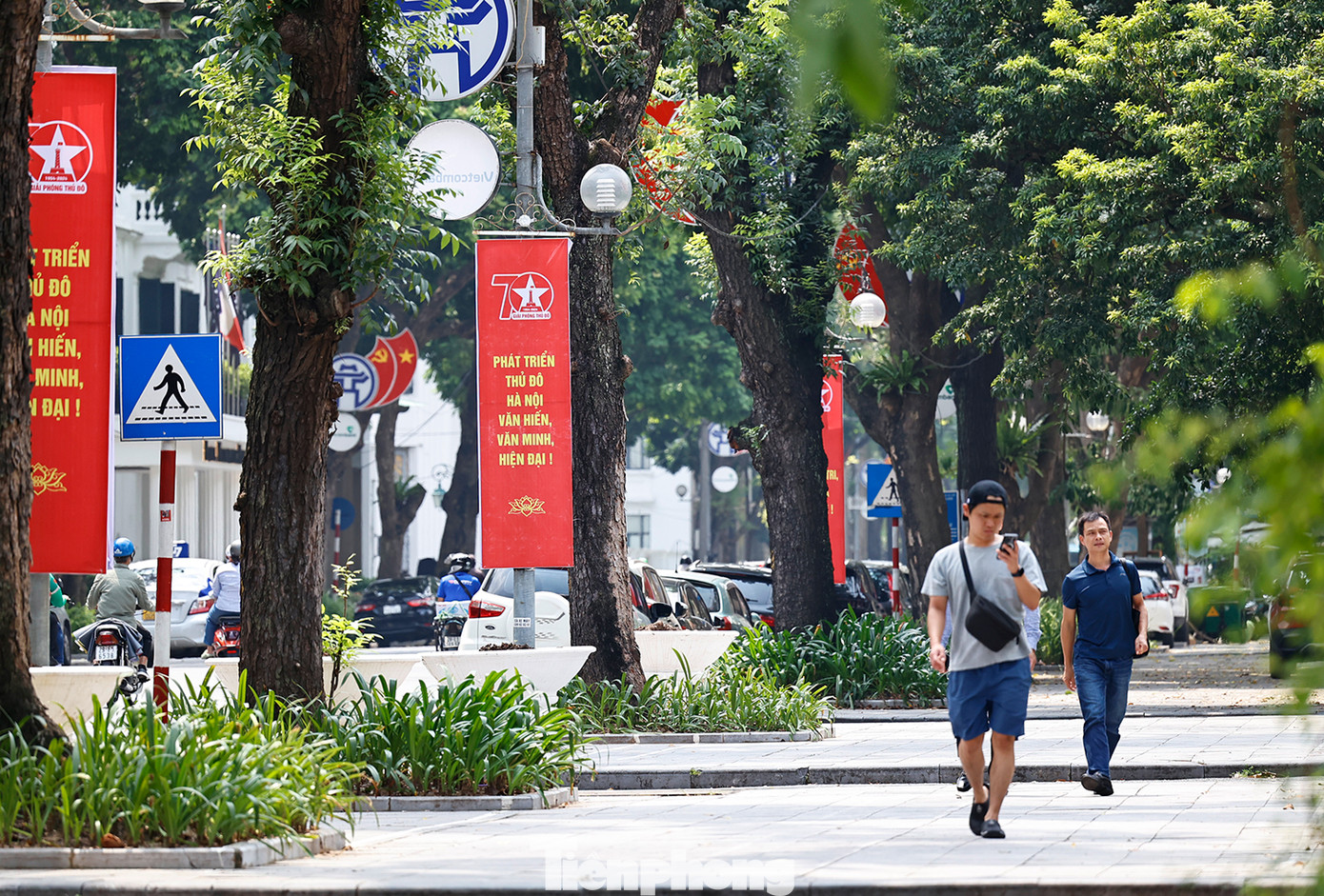Áp phích treo dọc phố Ngô Quyền. Áp phích treo dọc phố Ngô Quyền.