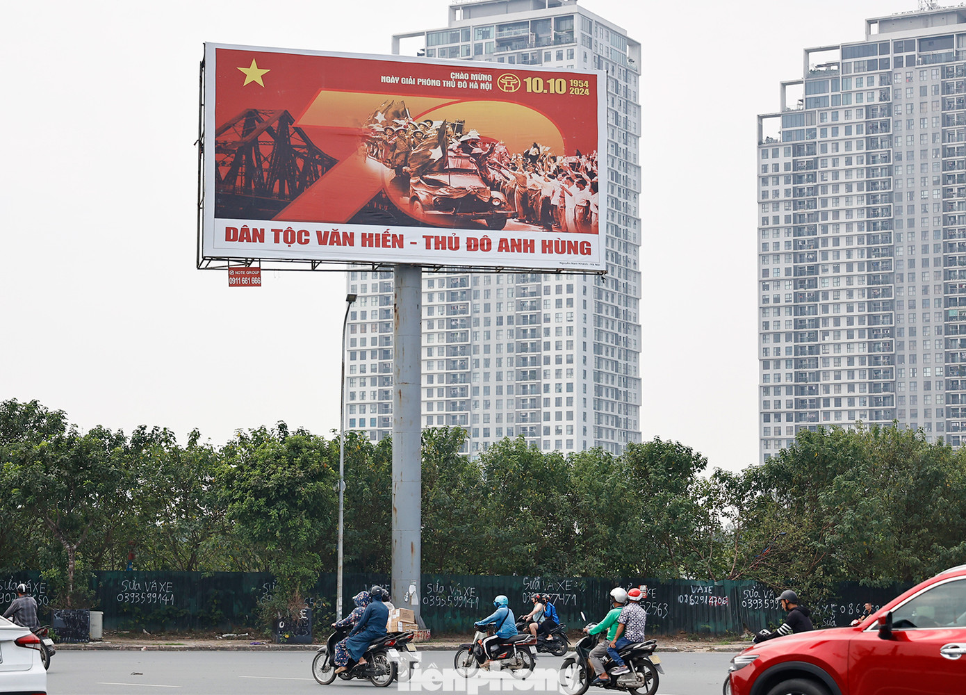 Pano khổ lớn được treo tại ngã ba Châu Văn Liêm - Lê Quang Đạo - Mễ Trì. Pano khổ lớn được treo tại ngã ba Châu Văn Liêm - Lê Quang Đạo - Mễ Trì.