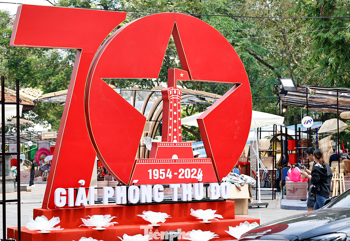 Logo biểu trưng kỷ niệm 70 năm Ngày Giải phóng Thủ đô trước nhà bát giác Hồ Gươm. Logo biểu trưng kỷ niệm 70 năm Ngày Giải phóng Thủ đô trước nhà bát giác Hồ Gươm.