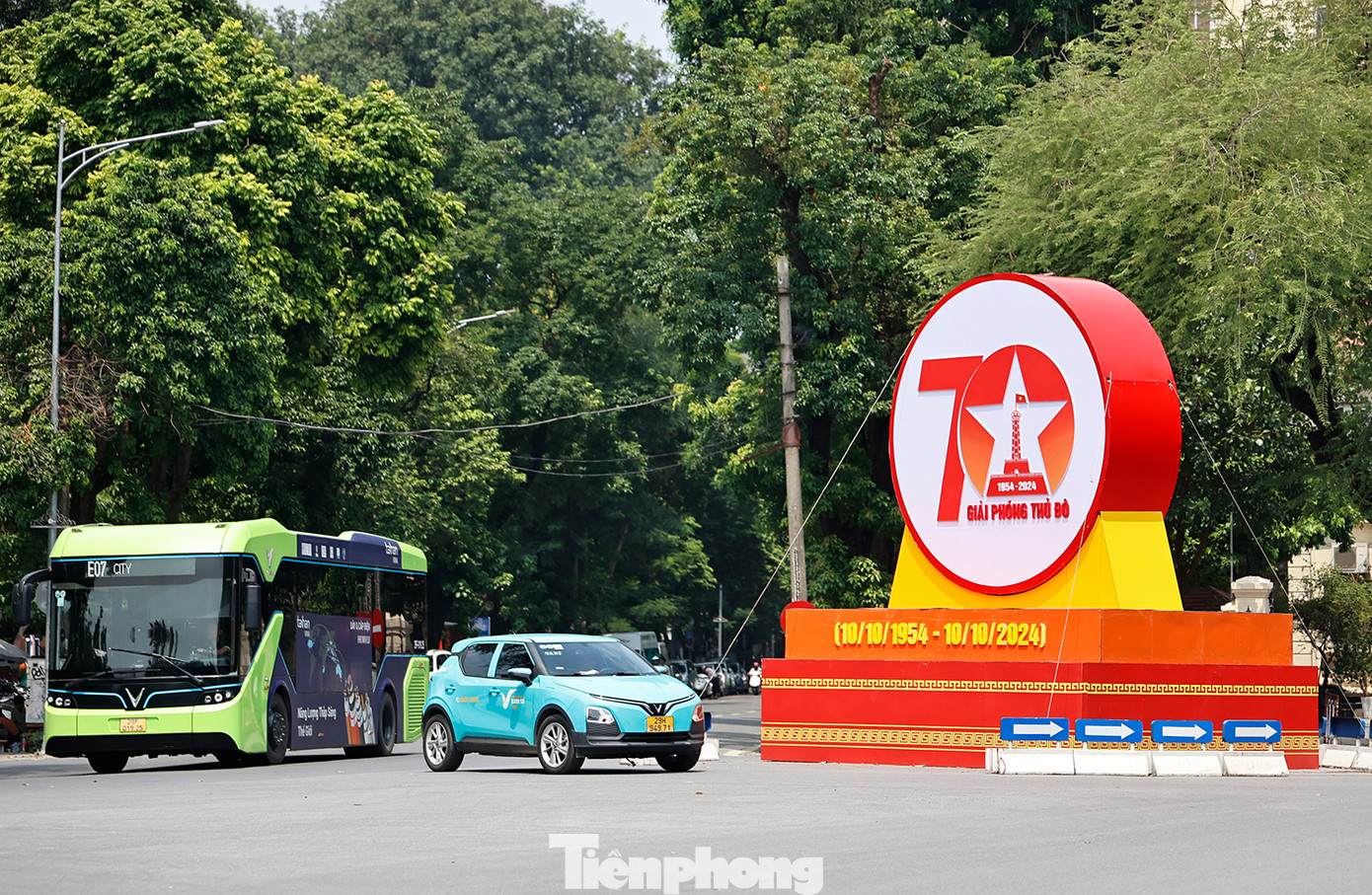 Logo biểu trưng kỷ niệm 70 năm Ngày Giải phóng Thủ đô được đặt trước tại ngã ba: Lý Thái Tổ - Ngô Quyền - Lê Lai. Logo biểu trưng kỷ niệm 70 năm Ngày Giải phóng Thủ đô được đặt trước tại ngã ba: Lý Thái Tổ - Ngô Quyền - Lê Lai.