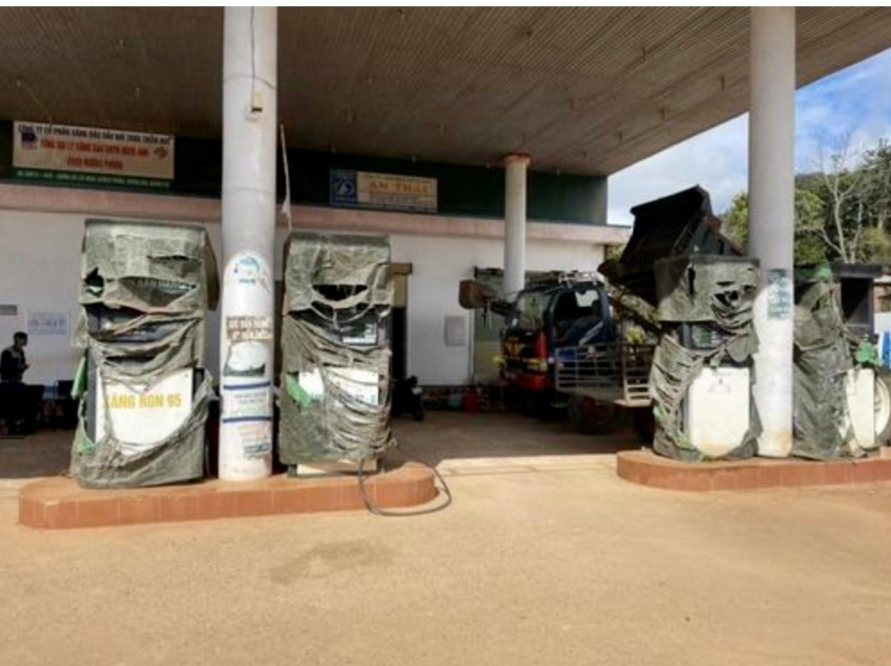 Một doanh nghiệp kinh doanh xăng dầu tại huyện rẻo cao Hướng Hóa bị xử phạt bởi tự ý ngừng bán hàng. Một doanh nghiệp kinh doanh xăng dầu tại huyện rẻo cao Hướng Hóa bị xử phạt bởi tự ý ngừng bán hàng.