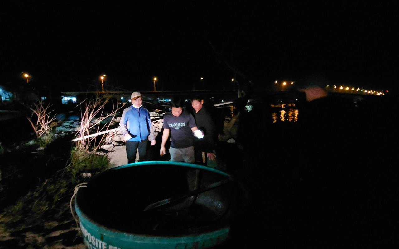 Tàu cá của anh Bùi Đình Hiến trên đường đưa ngư dân chìm ghe vào bờ an toàn.