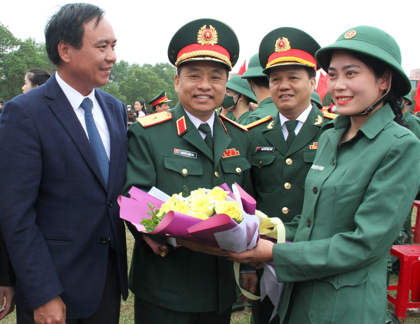 Lãnh đạo tỉnh Quảng Trị và Quân khu 4 tặng hoa nữ tân binh Trần Thị Huyền Trang.