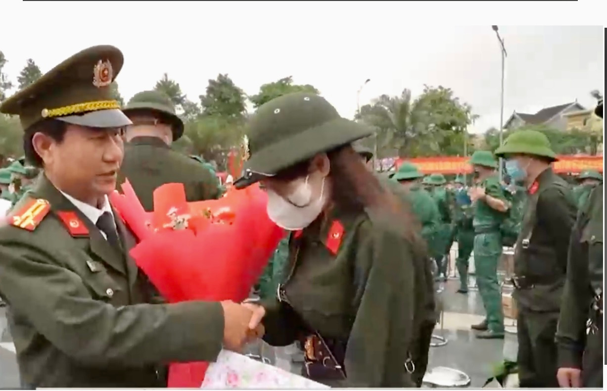 Nữ tân binh Hồ Thị Dung trong ngày nhập ngũ.