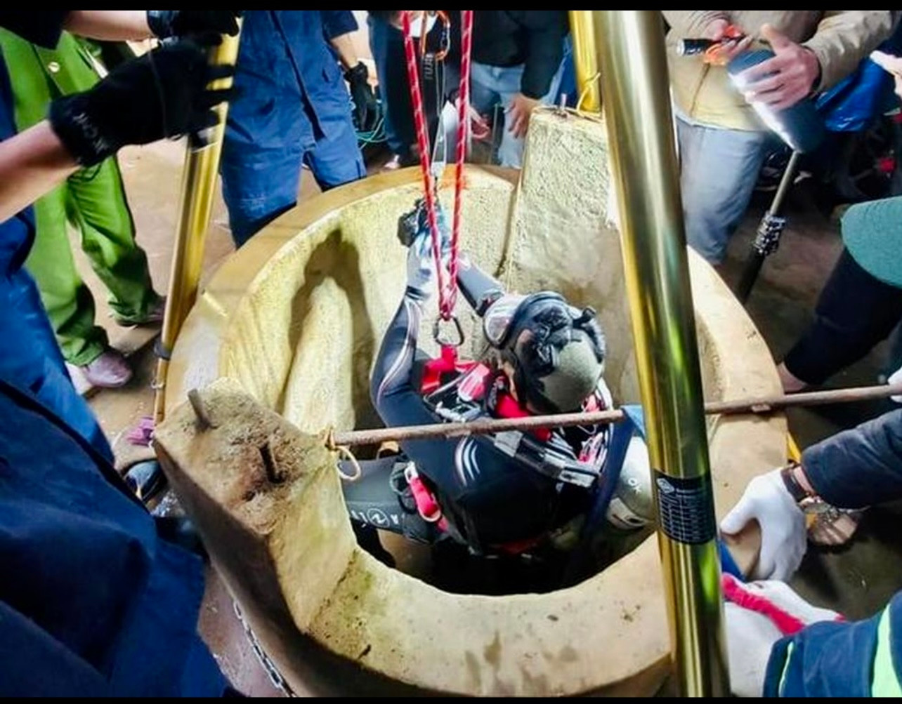 Lực lượng Cảnh sát Phòng cháy chữa cháy và Cứu nạn cứu hộ triển khai đưa thi thể nạn nhân lên bờ. Ảnh: Phòng Cảnh sát PCCC và CNCH, Công an tỉnh Quảng Trị