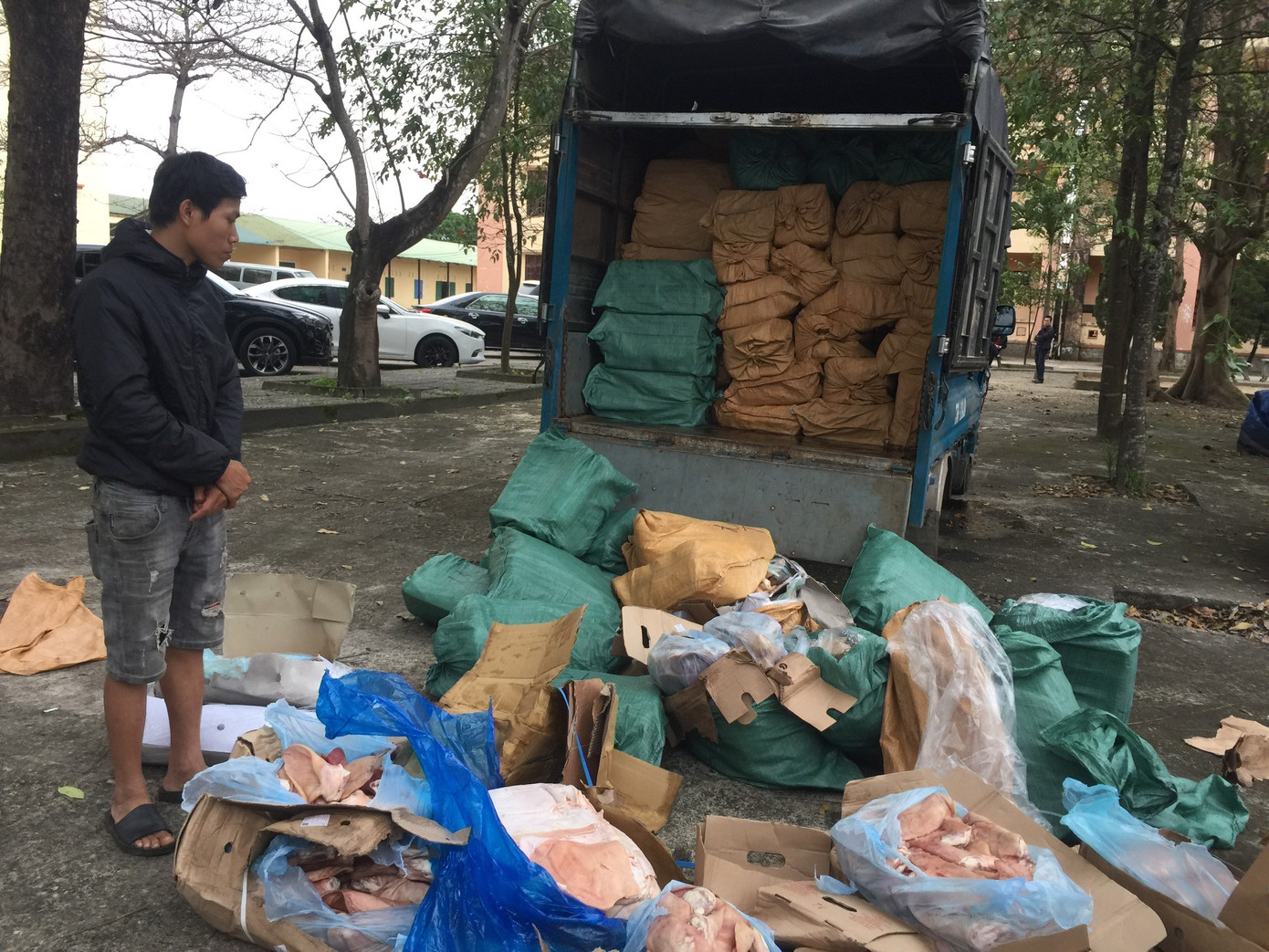 Xe ô tô BKS 75C-114.01 do ông Võ Tá Ý (SN 1988, ở Thủy Châu, Hương Thủy, Thừa Thiên-Huế) lái, chở 5,9 tấn thịt động vật bốc mùi hôi thối.