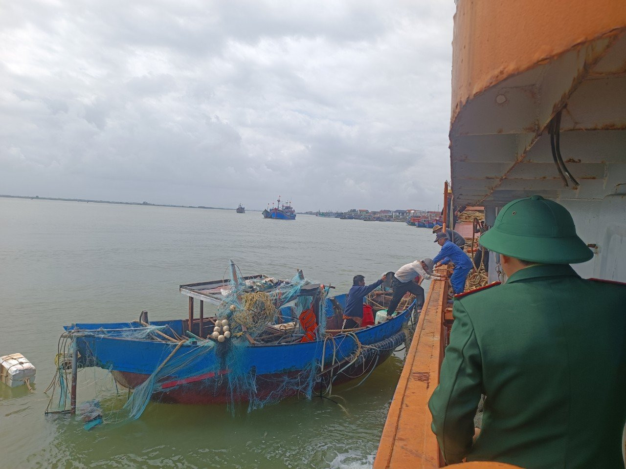 Lai dắt ghe gặp nạn vào bờ để sửa chữa.