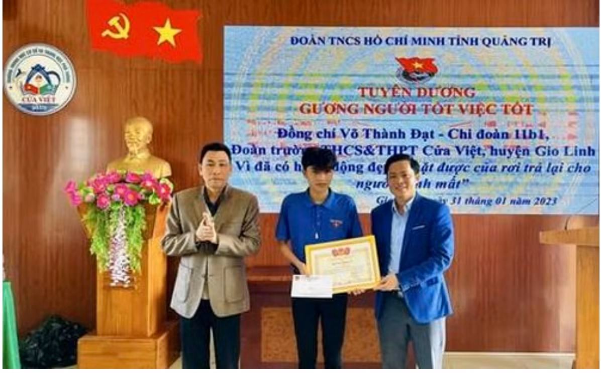 Tỉnh Đoàn Quảng Trị biểu dương, khen thưởng em Võ Thành Đạt. - Ảnh: Hồng Quân