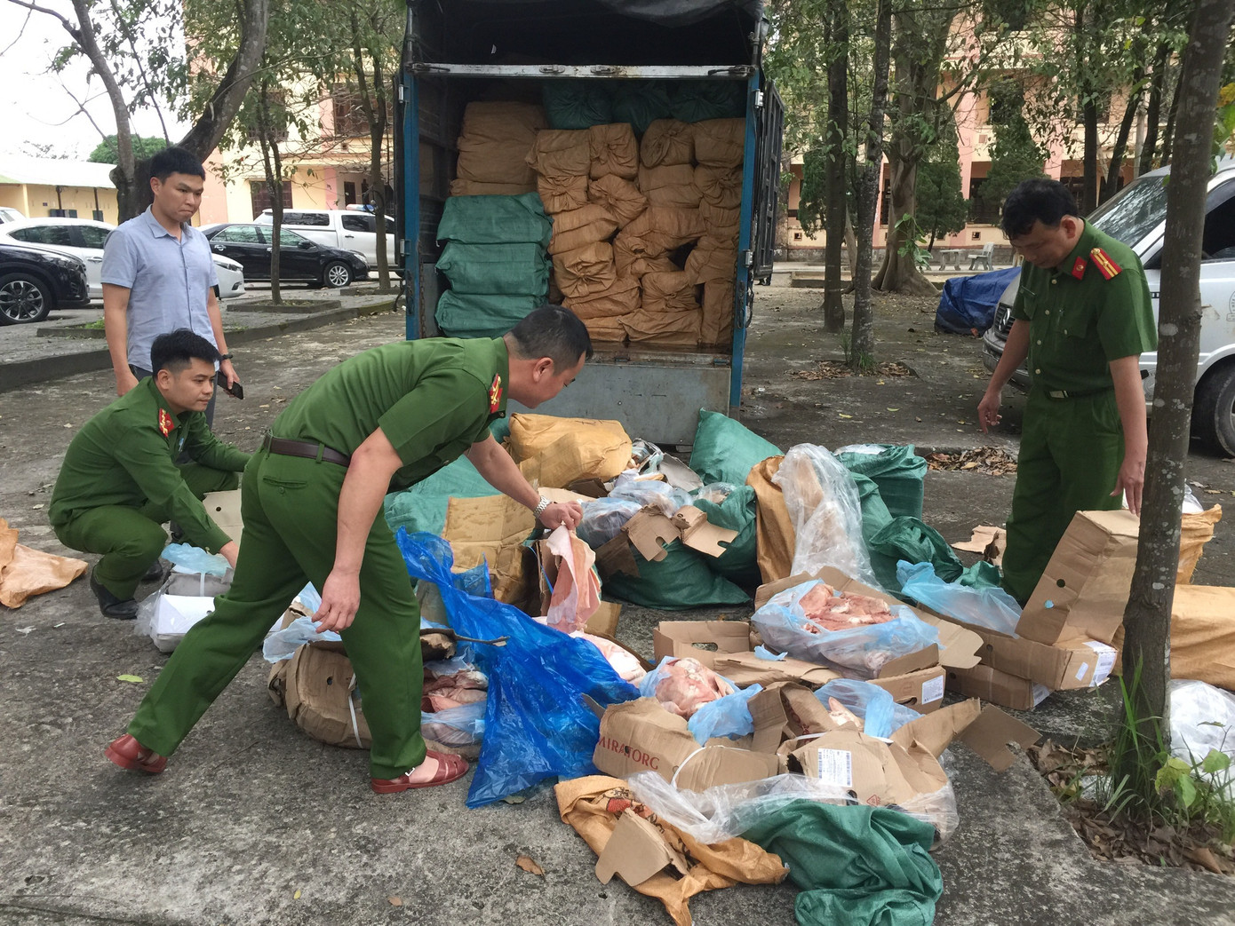 Lực lượng chức năng tỉnh Quảng Trị phát hiện xe vận chuyển 5,9 tấn thịt động vật bốc mùi hôi thối từ Hà Nội qua lào tiêu thụ.