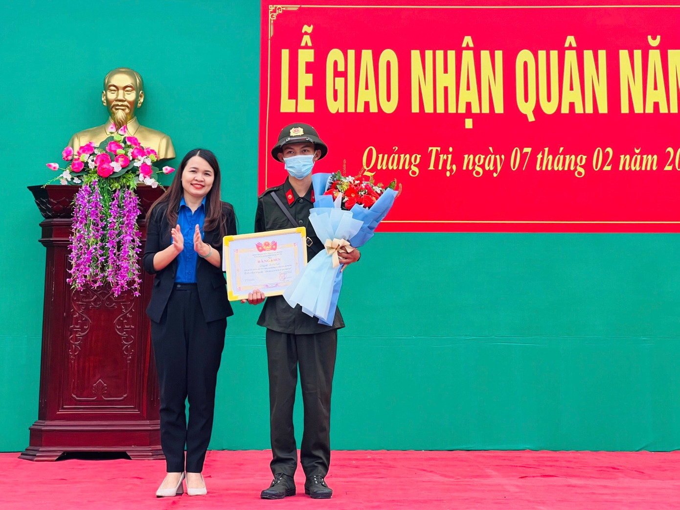Bí thư Tỉnh Đoàn Quảng Trị Trần Thị Thu trao bằng khen cho tân binh Lê Anh Quyết đã có hành động đẹp trả lại ví cho người mất. Ảnh: Hương Lài