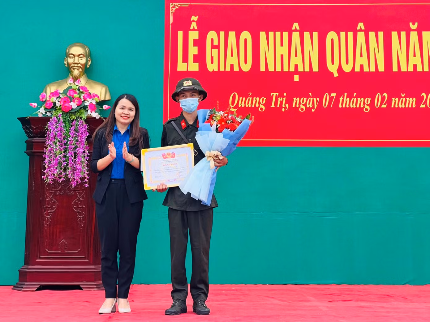 Bí thư Tỉnh Đoàn Quảng Trị Trần Thị Thu trao bằng khen cho tân binh Lê Anh Quyết đã có hành động đẹp trả lại ví cho người mất. Ảnh: Hương Lài Bí thư Tỉnh Đoàn Quảng Trị Trần Thị Thu trao bằng khen cho tân binh Lê Anh Quyết đã có hành động đẹp trả lại ví cho người mất. Ảnh: Hương Lài