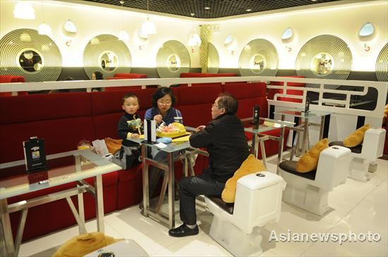 Nhà vệ sinh, bồn cầu đầy màu sắc được dử dụng làm chỗ ngồi, vật trang trí. Nhiều gia đình đã đến thử cảm giác ngồi trong nhà vệ sinh ăn tối. Một đĩa kem mà nhiều người trông thấy... không nói được nên lời. Nhà vệ sinh, bồn cầu đầy màu sắc được dử dụng làm chỗ ngồi, vật trang trí. Nhiều gia đình đã đến thử cảm giác ngồi trong nhà vệ sinh ăn tối. Một đĩa kem mà nhiều người trông thấy... không nói được nên lời.