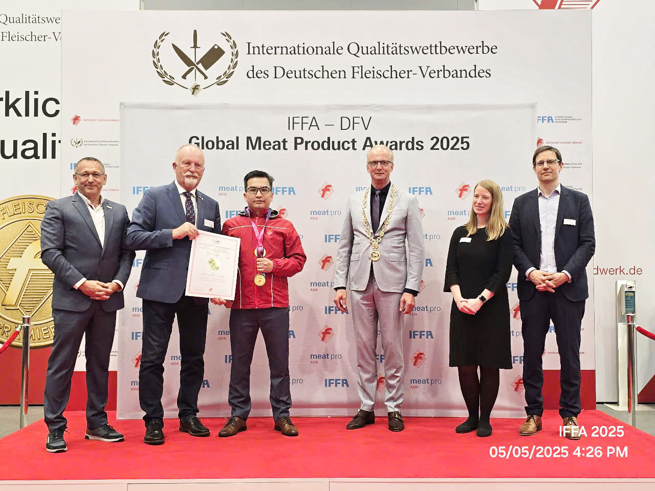 Ban Tổ chức trao huy chương và chứng nhận cho đại diện Mavin Foods