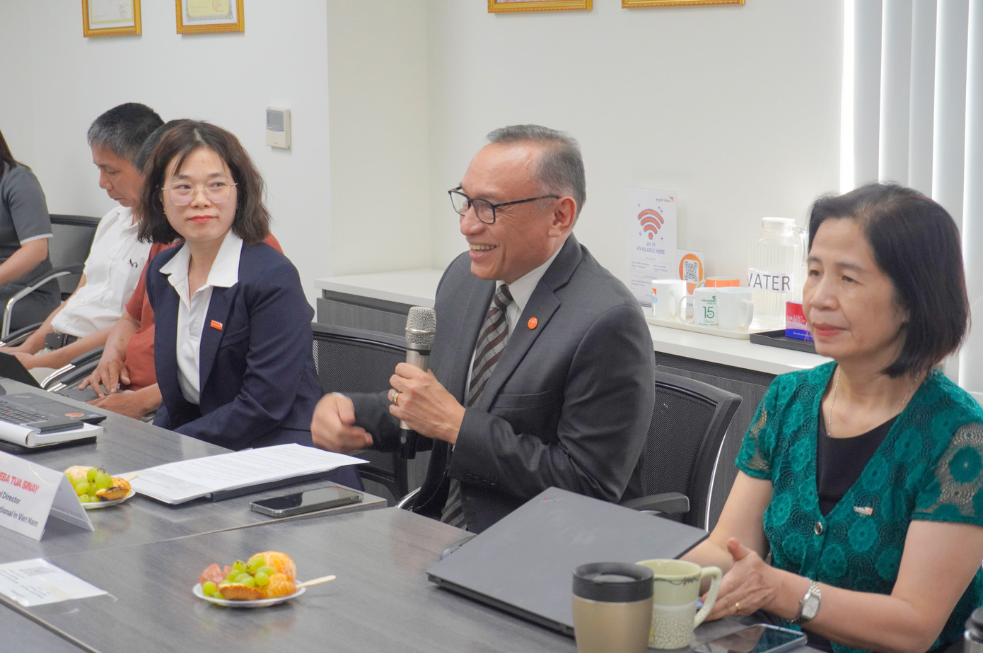 Lãnh đạo Tập đoàn Mavin và World Vision International tại Việt Nam trao đổi tại buổi ký kết