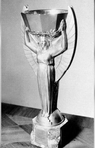 Chiếc cup World Cup đầu tiên bằng vàng khối
