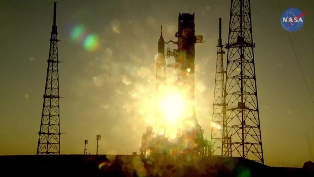 Tên lửa Mega Moon đang được nạp nhiên liệu Tên lửa Mega Moon đang được nạp nhiên liệu