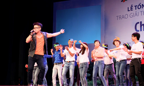 Chương trình sôi động thêm với nhiều tiết mục văn nghệ