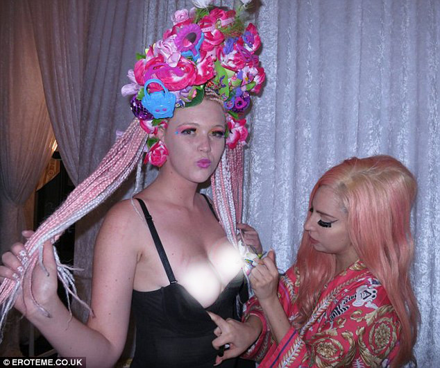 Lady gaga ký tặng lên ngực của fan