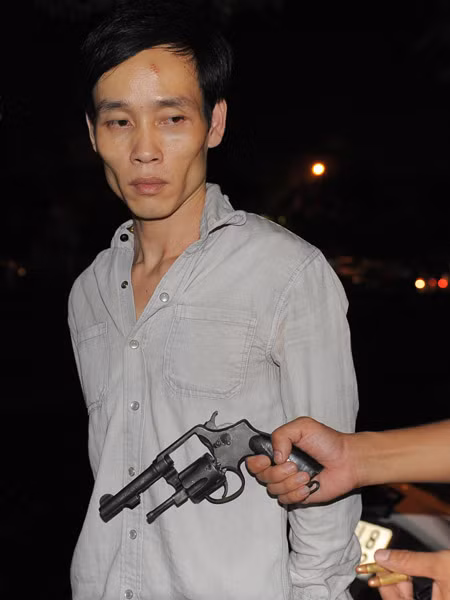 Đối tượng Tùng và khẩu súng colt bị thu giữ. Đối tượng Tùng và khẩu súng cold bị thu giữ