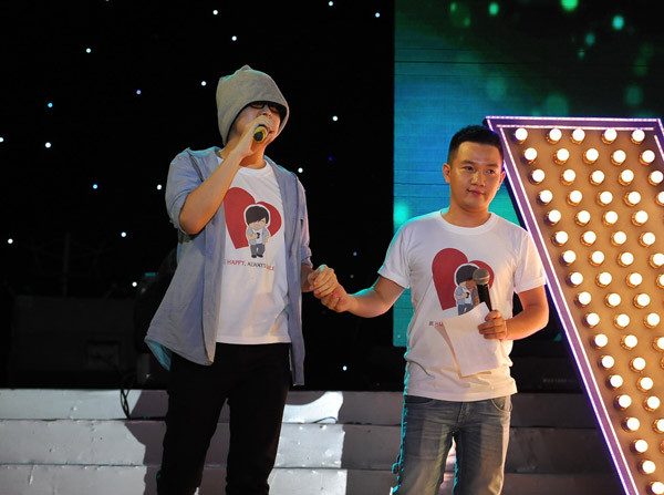 Tối 1-11, đông đảo ca sĩ có mặt tại sân khấu Trống Đồng để hát trong đêm nhạc 'Wanbi Tuấn Anh - Cảm ơn' để lấy tiền ủng hộ anh trong đợt phẫu thuật sắp tới. Cuối chương trình, Wanbi được MC Anh Khoa dắt ra sân khấu. Tối 1/11, đông đảo ca sĩ có mặt tại sân khấu Trống Đồng để hát trong đêm nhạc 'Wanbi Tuấn Anh - Cảm ơn' để lấy tiền ủng hộ anh trong đợt phẫu thuật sắp tới. Cuối chương trình, Wanbi được MC Anh Khoa dắt ra sân khấu